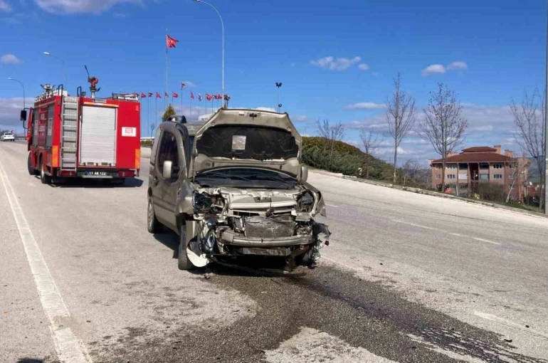 Bilecik’te kontrolden çıkan araç refüje çarptı