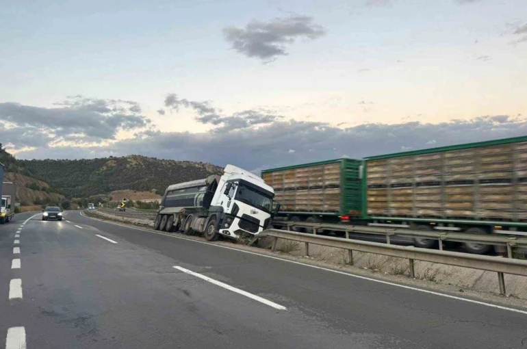 Bilecik’te kontrolden çıkan tır orta refüje çarparken, sürücüsü yaralandı