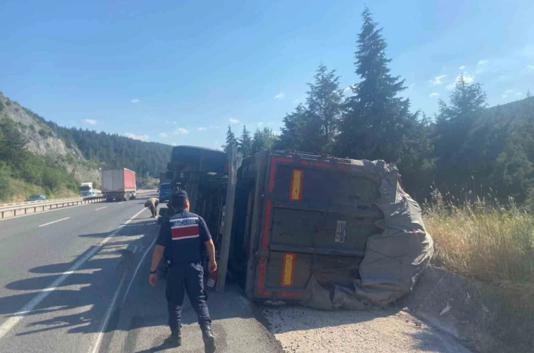 Bilecik’te kontrolden çıkan tır yan yattı