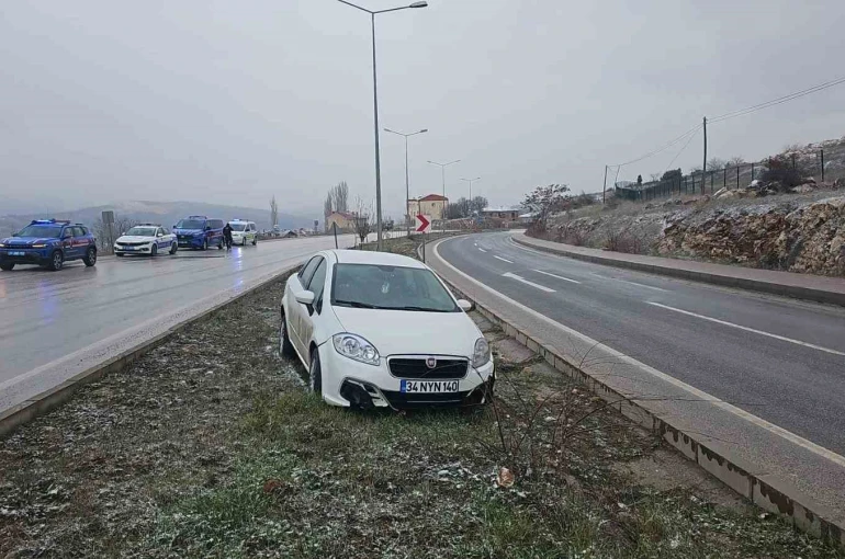 Bilecik’te lastiği patlayan otomobil orta refüje girdi: 1 yaralı