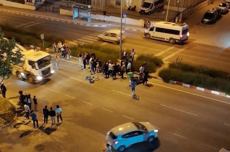 Bilecik’te motosiklet ile elektrikli bisikletin çarpışması sonucu 1’i ağır 3 kişi yaralandı