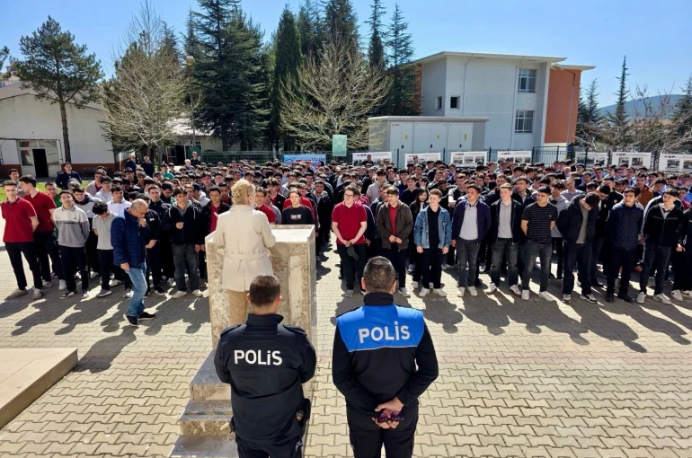 Bilecik’te öğrencilere bilinçli sosyal medya ve güvenlik eğitimi