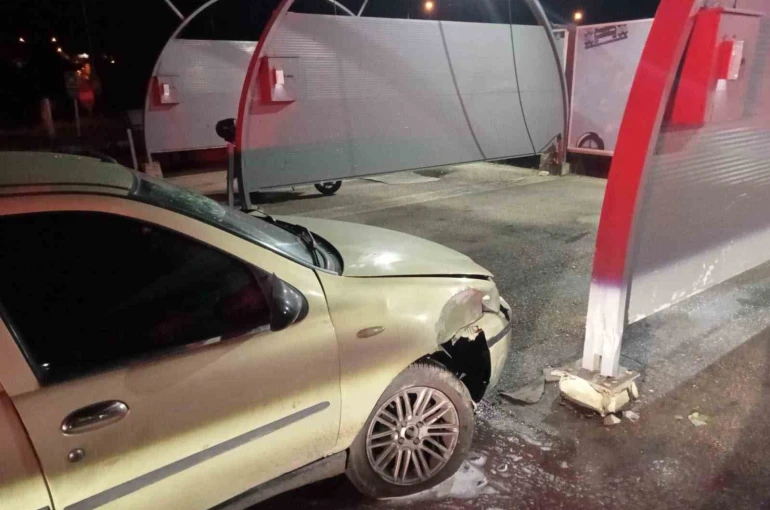Bilecik’te otomobil sürücüsü akaryakıt istasyonunun yıkama alanına çarptı: 4 yaralı