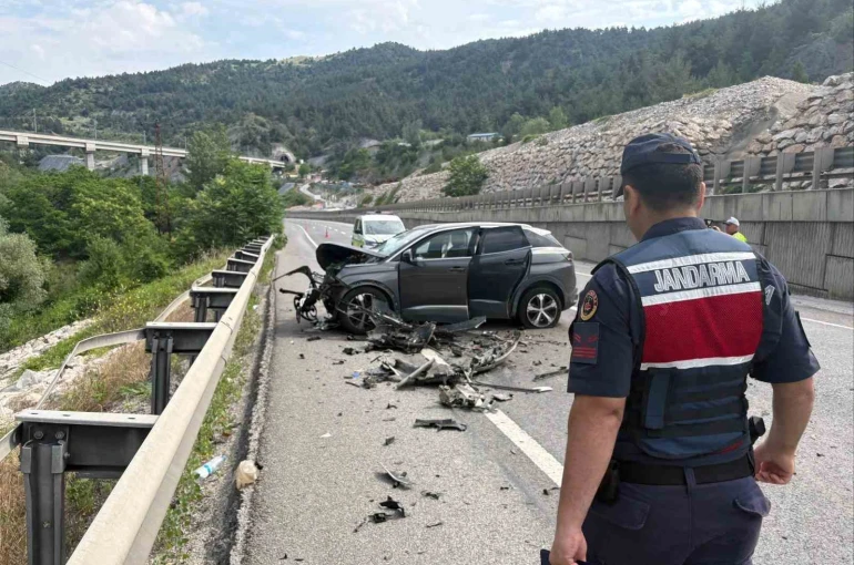 Bilecik’te otomobil tıra arkadan çarptı: 2 yaralı
