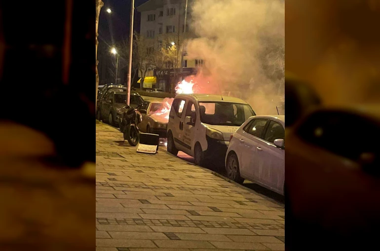 Bilecik’te park halindeki otomobil alev alev yandı