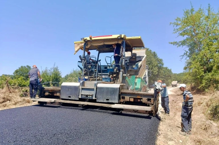 Bilecik’te Sarıdayı-Arapdede köy yolunda sıcak asfalt mesaisi başladı