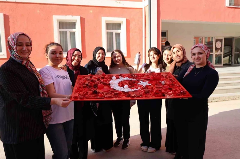 Bilecik’te sıfır atık etkinliğinde atıklarla Türk bayrağı oluşturuldu