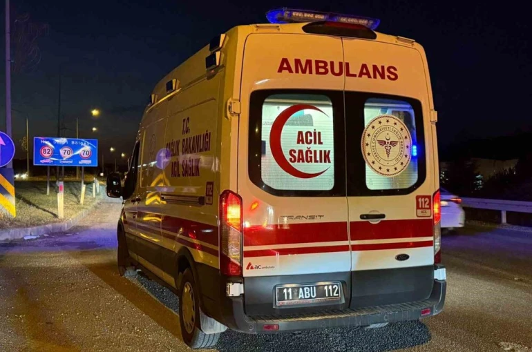Bilecik’te tırla otomobil çarpıştı: 4 yaralı 