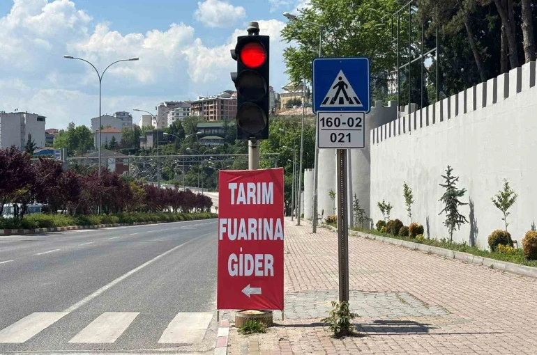 Bilecik’te trafik ışıklarına asılan reklamlar tepkilere neden oldu 