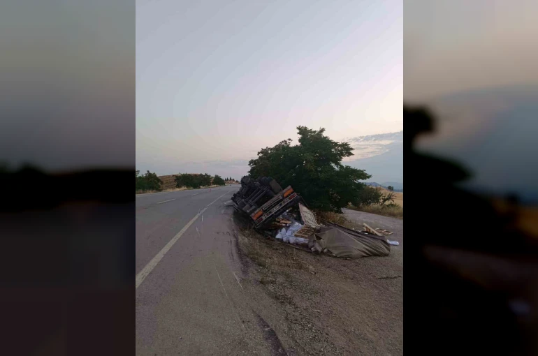 Bilecik’te yan yatan tırın sürücüsü yaralandı