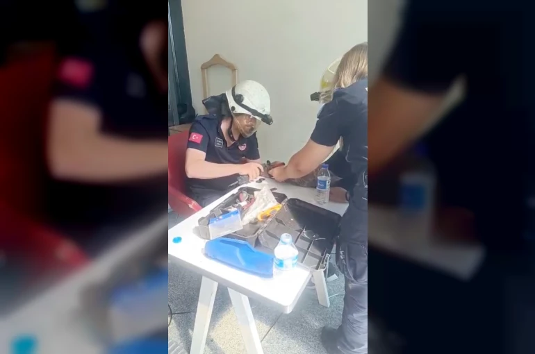 Bileğinde sıkışan kelepçe itfaiyenin müdahalesiyle çıkartıldı