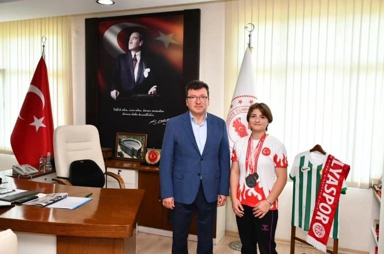 Bilek güreşinde dereceler elde eden Ayşe Büyükkaçar, ilçenin gururu oldu