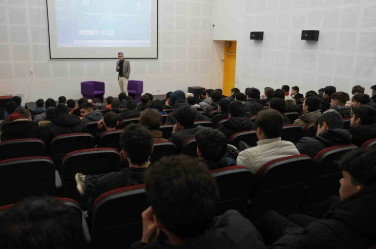 Bilim Merkezinde dronlar ve kullanımı söyleşisi