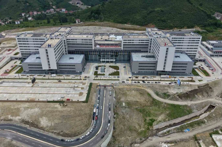 Bin 200 yataklı Ordu Şehir Hastanesi açılış için gün sayıyor