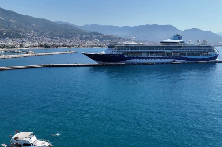 Bin 924 yolcu 734 mürettebatlı dev gemi Alanya’ya demir attı