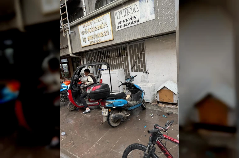 Binadan dökülen parçalar aşağıdaki motosikletlere zarar verdi
