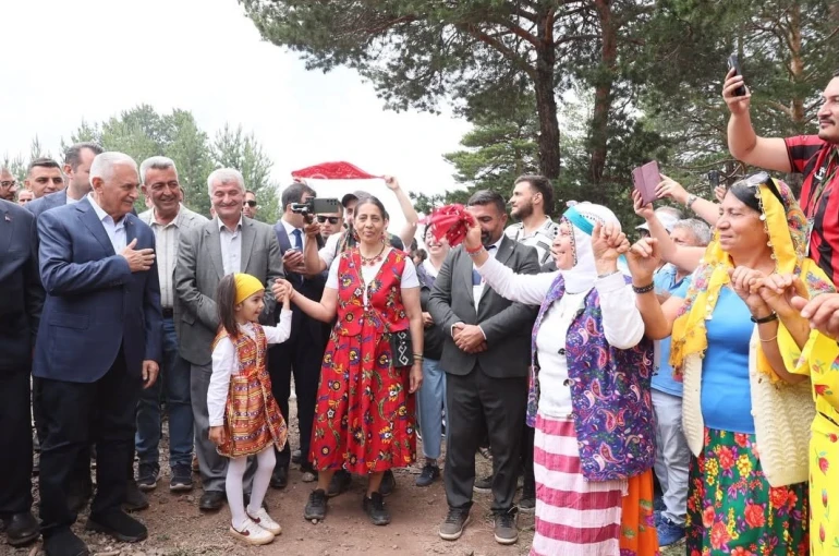 Binali Yıldırım Refahiye’deki Orçul Festivali’nde vatandaşlarla buluştu
