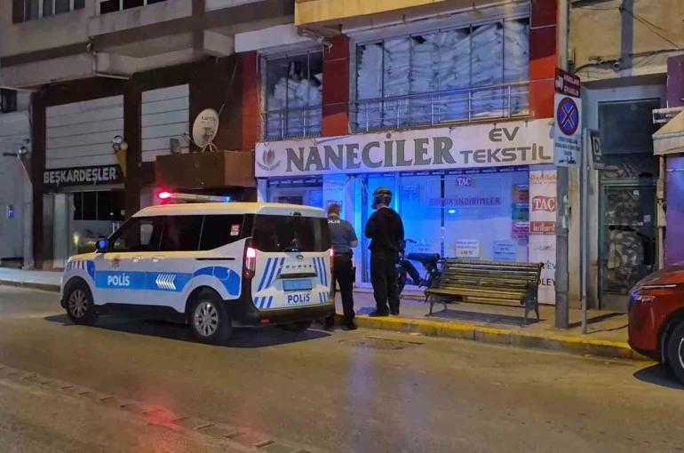 Binanın camını kıran şüpheliyi çevre esnafı yakaladı
