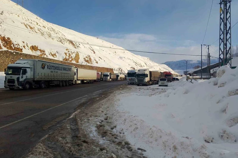 Bingöl-Erzurum kara yolu ağır tonajlı araç trafiğine kapatıldı: Kilometrelerce kuyruk oluştu