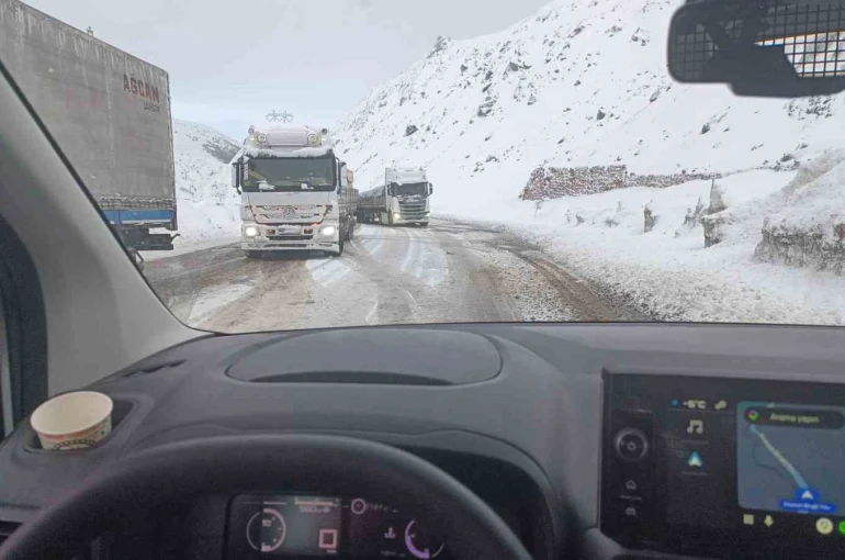 Bingöl-Erzurum kara yolunda kar etkisi: Uzun araç kuyrukları oluştu