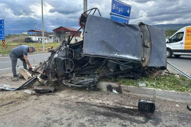 Bingöl’de hayvan yüklü kamyon otomobillere çaptı: 1’i ağır 2 yaralı