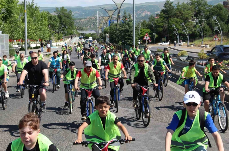 Bingöl’de onlarca kişi sağlıklı yaşam için pedal çevirdi