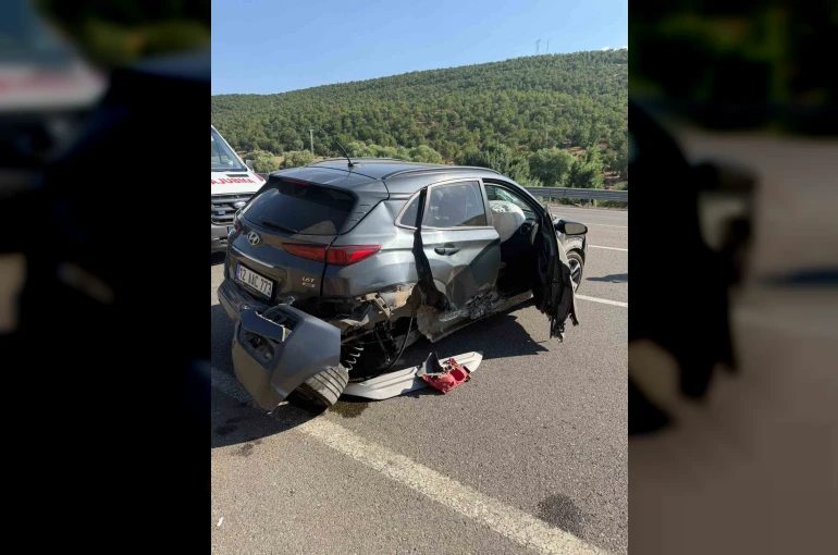 Bingöl’de otomobil bariyerlere çarptı: 2 yaralı