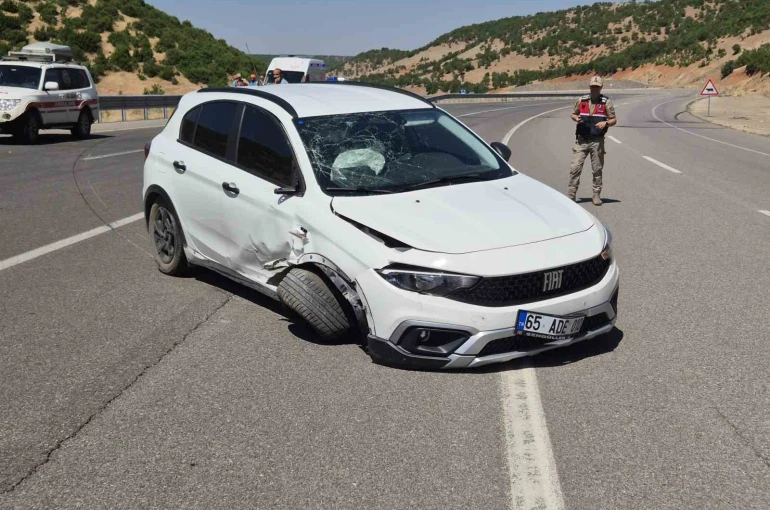 Bingöl’de otomobil bariyerlere çarptı: 4 yaralı