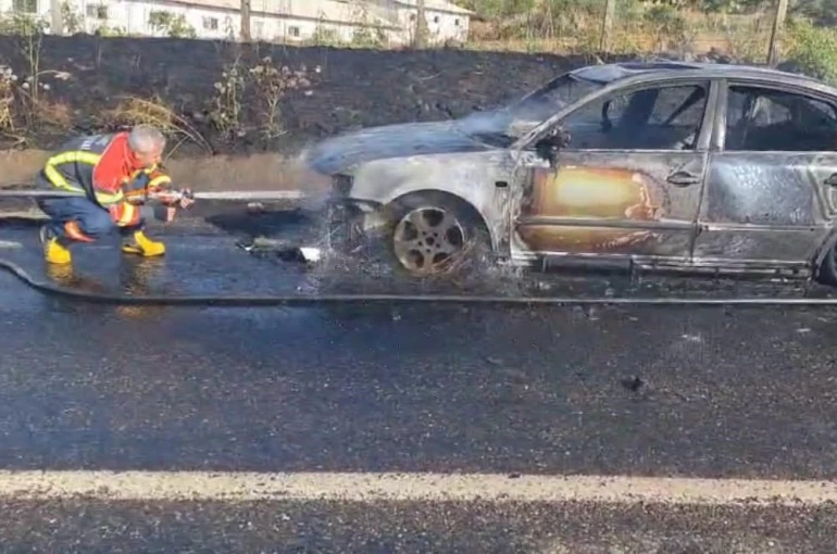 Bingöl’de seyir halindeki otomobil alevlere teslim oldu 