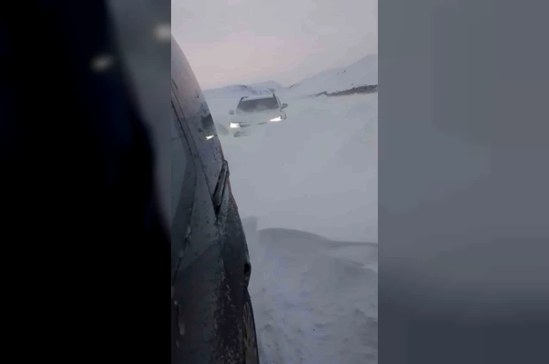 Bingöl’de tipi nedeniyle mahsur kalan araçlar kurtarıldı