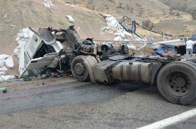 Bingöl’de tır devrildi: 1 yaralı