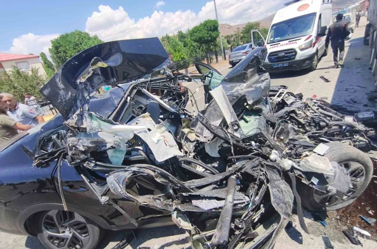 Bingöl’de tıra çarpan otomobil hurdaya döndü: 1 yaralı