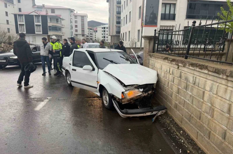 Bingöl’de trafik kazası: 2 yaralı