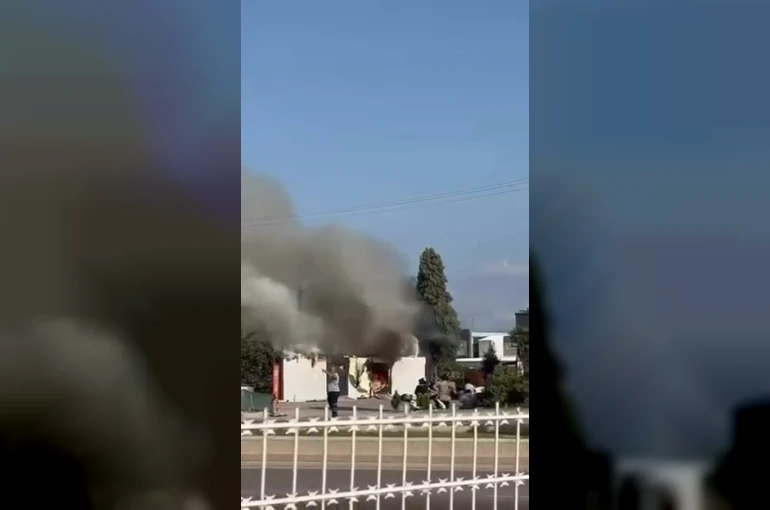 Bir anda patlayan trafo paniğe sebep oldu