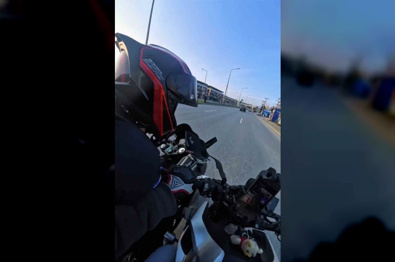 Bir anda şerit değiştirdi, motosikletler çarpıştı