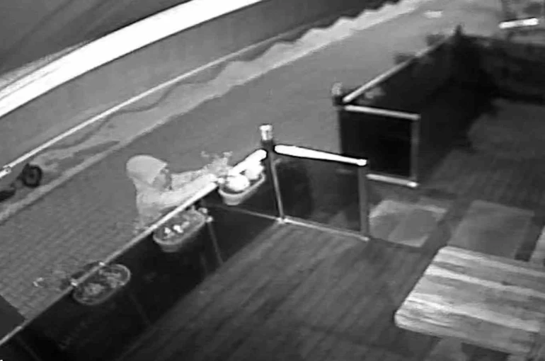 Bir gece öncesinden özenle diktiği çiçekler saniyeler içerisinde çalındı