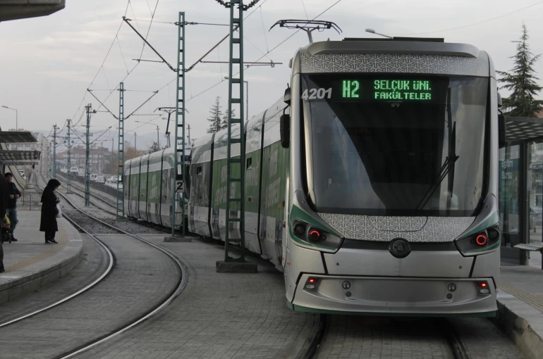 Bir kişi tramvay yoluna düştü