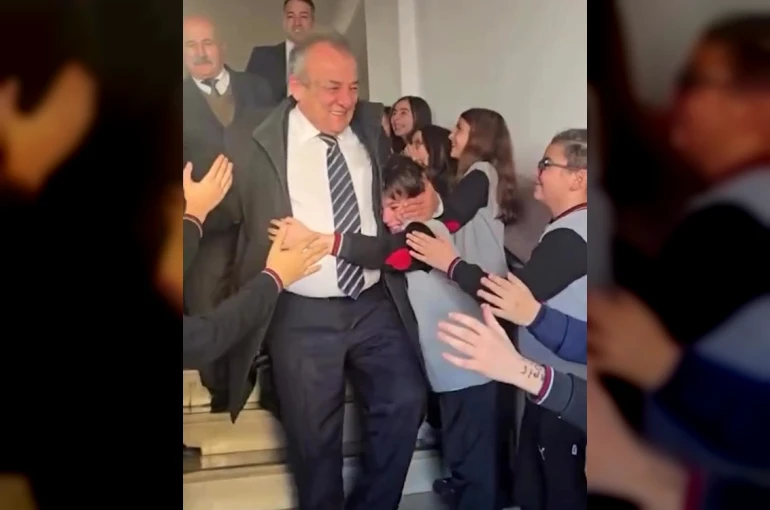 Bir ömürlük eğitimin son zili: 46 yıllık öğretmenlik yolculuğuna alkışlarla veda