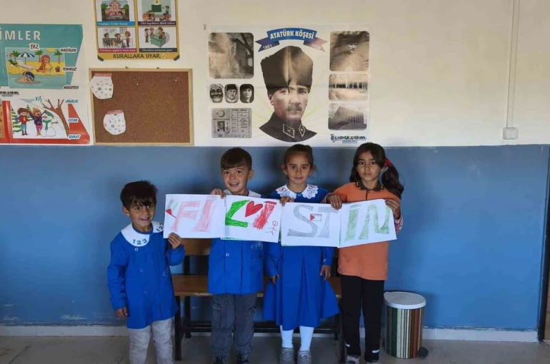 Bir tahta sıra, bir dünya vicdanı: Minik ellerden Filistin’e destek