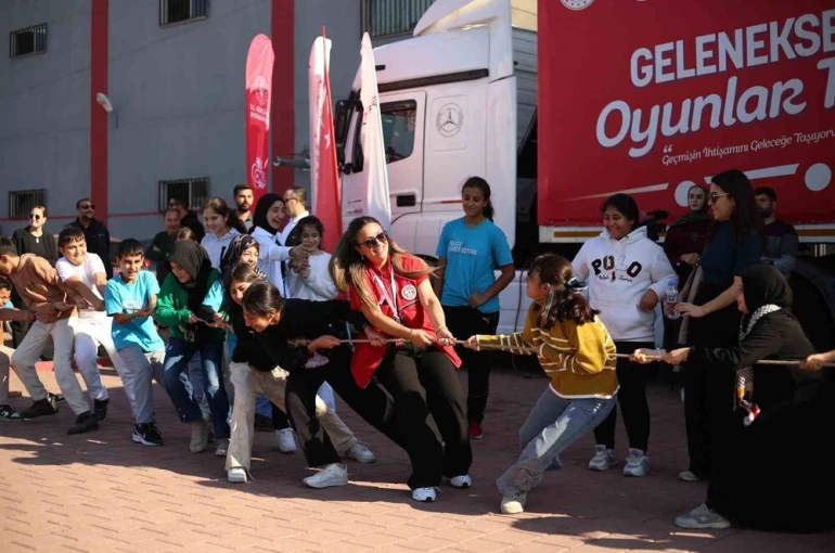 Bir tır dolusu mutluluk Manisa’ya geliyor 