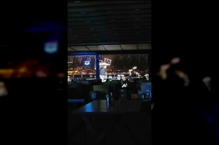 Birbirini tanımayan şahısların bıçaklı ve koltuklu kavgası kameraya yansıdı