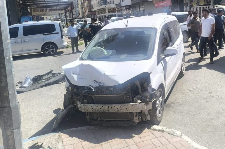 Biri ağır 2 kişinin yaralandığı kaza güvenlik kamerasına yansıdı 
