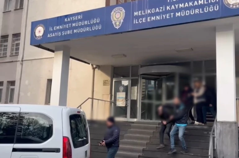 Birlikte oldukları iş adamlarının görüntülerini kaydederek şantaj yapan çete çökertildi