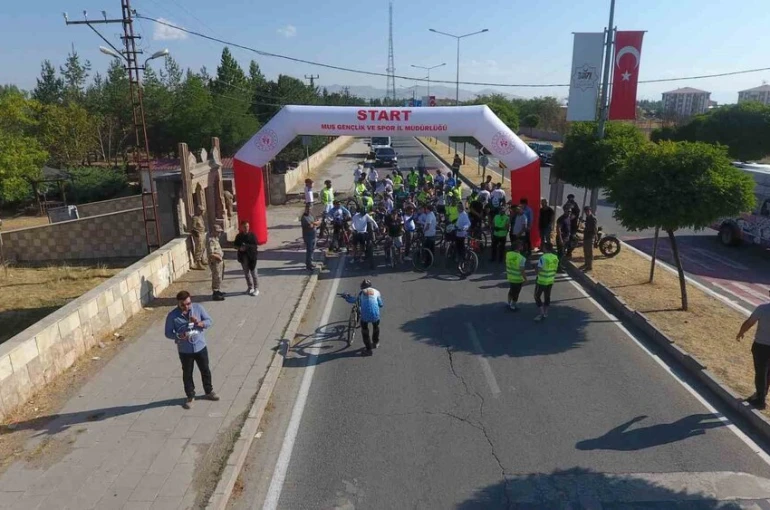 Bisiklet tutkunları Malazgirt’ten Ahlat’a tarihi rota için yollara düştü
