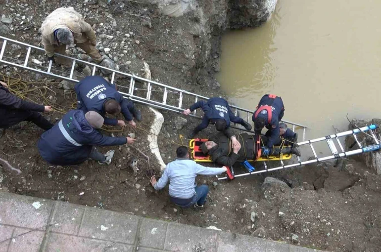 Bisikletiyle ırmağa düşen vatandaş kurtarıldı