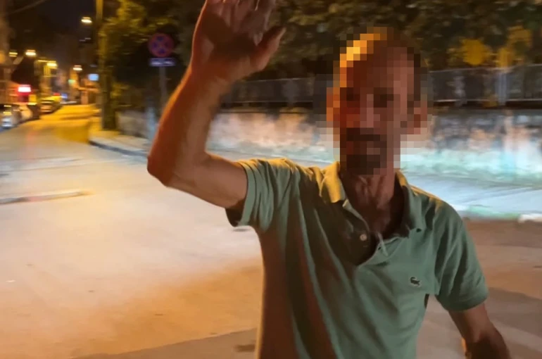 Bisikletiyle polislerin yanına geldi, 20 kat alkollü çıktı, kameraya şarkı söyledi