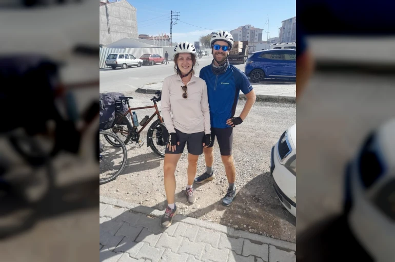 Bisikletle Almanya’dan yola çıkıp, 10 ülkeyi geçip Konya’ya ulaştılar