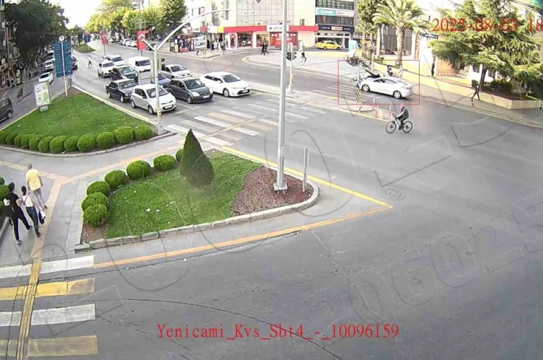 Bisikletliye yaya geçidinde otomobil çarptı: O anlar KGYS’ye yansıdı