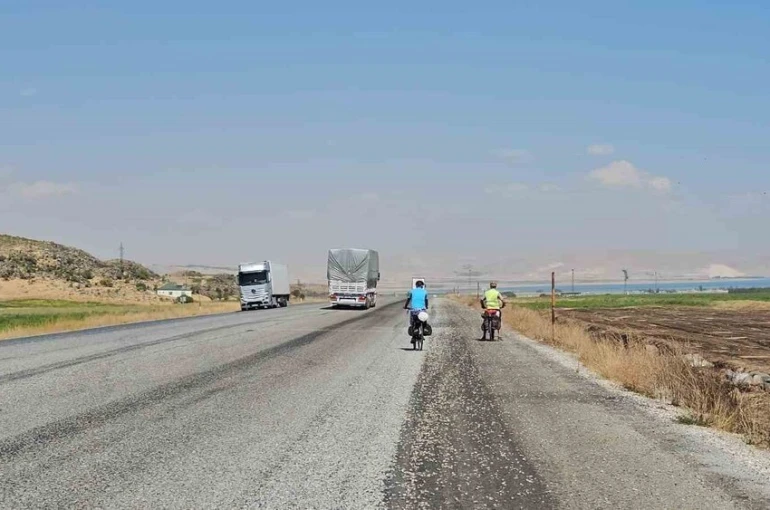 Bisikletseverlerden Van Gölü’ne büyük ilgi