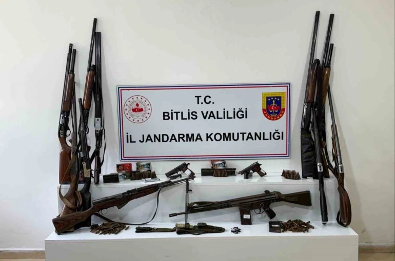 Bitlis’te 20 adrese eş zamanlı baskın: Çok sayıda silah, mühimmat ele geçirildi